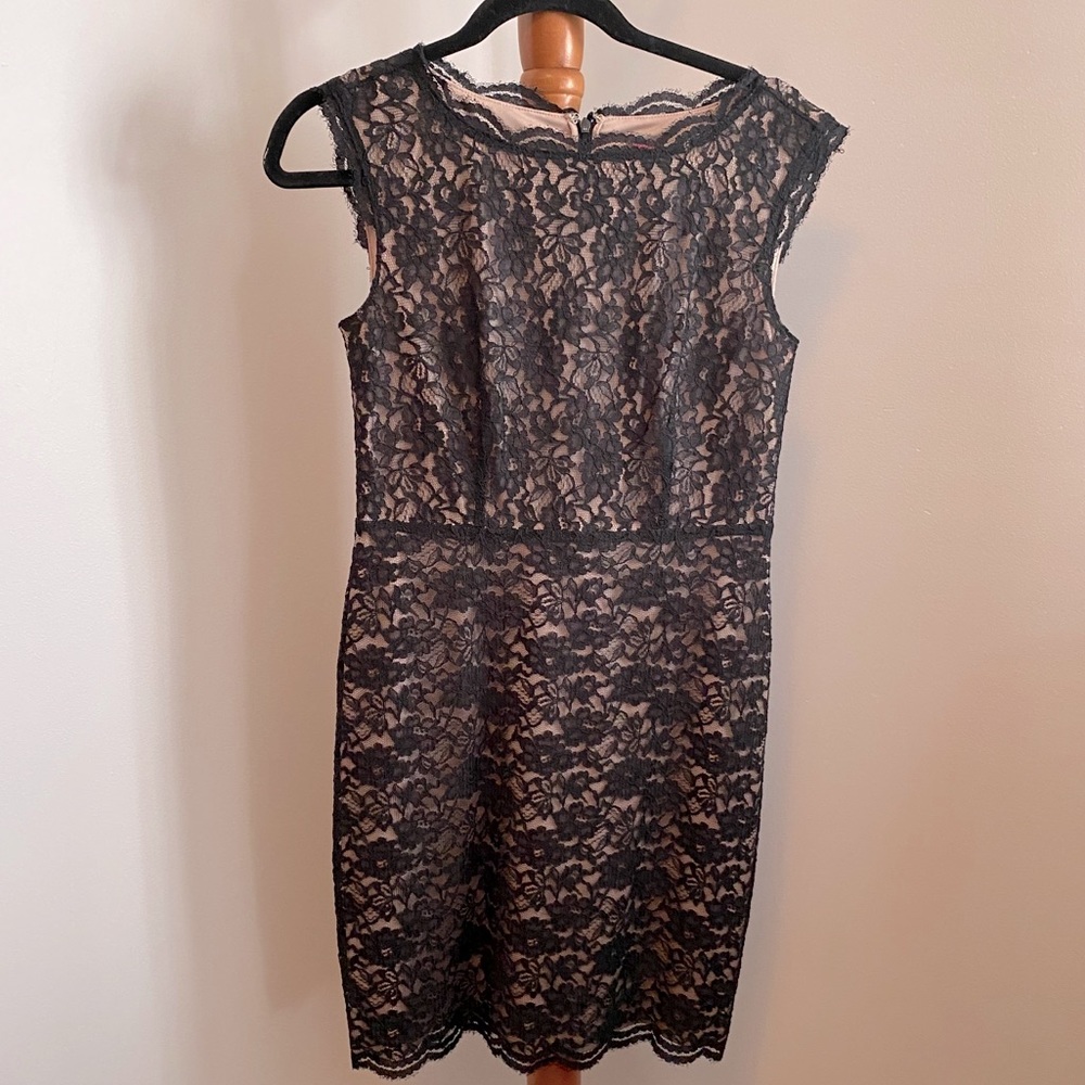 Lace dress with cap sleeve